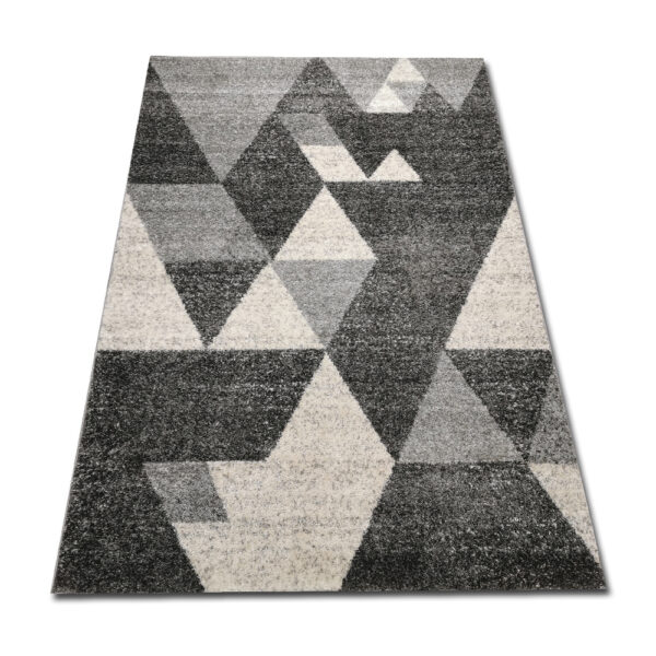 dywan w szare trójkąty
