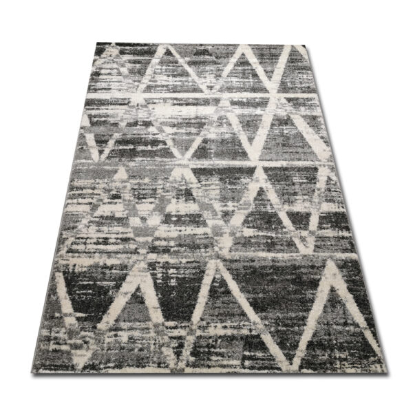 szare trójkąty na dywanie