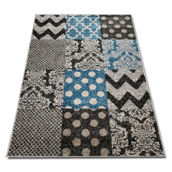 nowoczesny dywan w kwadraty niebieskie