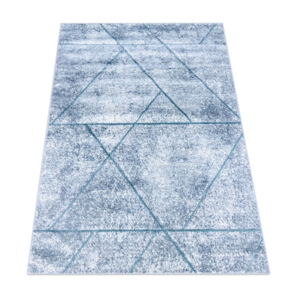 Niebieskie linie geometryczne na dywanie