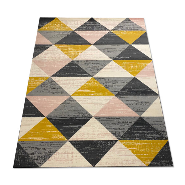 dywan w trójkąty żółto różowe