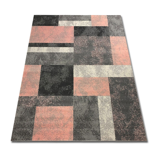 Różowy dywan w kwadraty