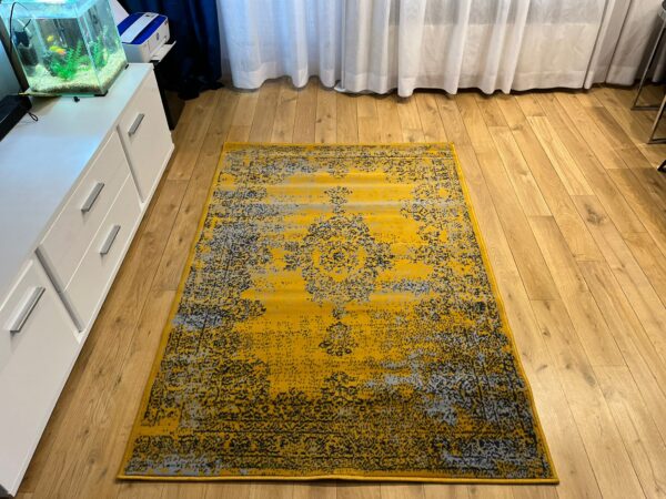 klasyczny-dywan-żółty